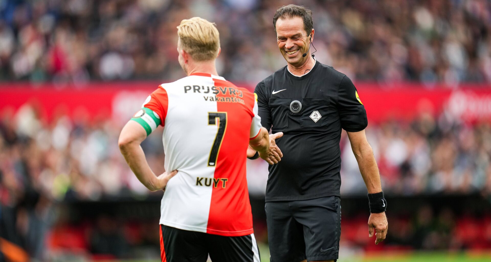 Bas Nijhuis gelooft zijn ogen niet bij duel Feyenoord Legends: 'Hij zou nu nóg bepalend zijn in de Eredivisie!'