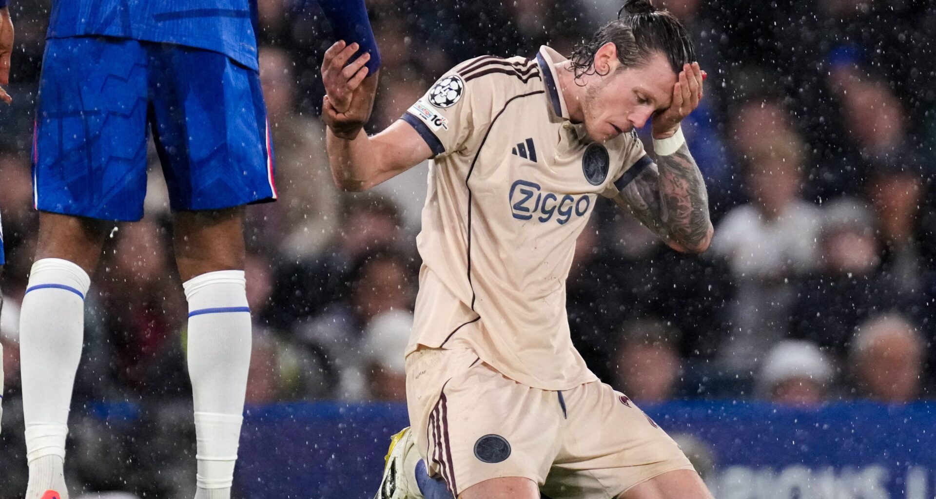 Fans bij Chelsea - Ajax zingen massaal heel pijnlijk spreekkoor over Wout Weghorst