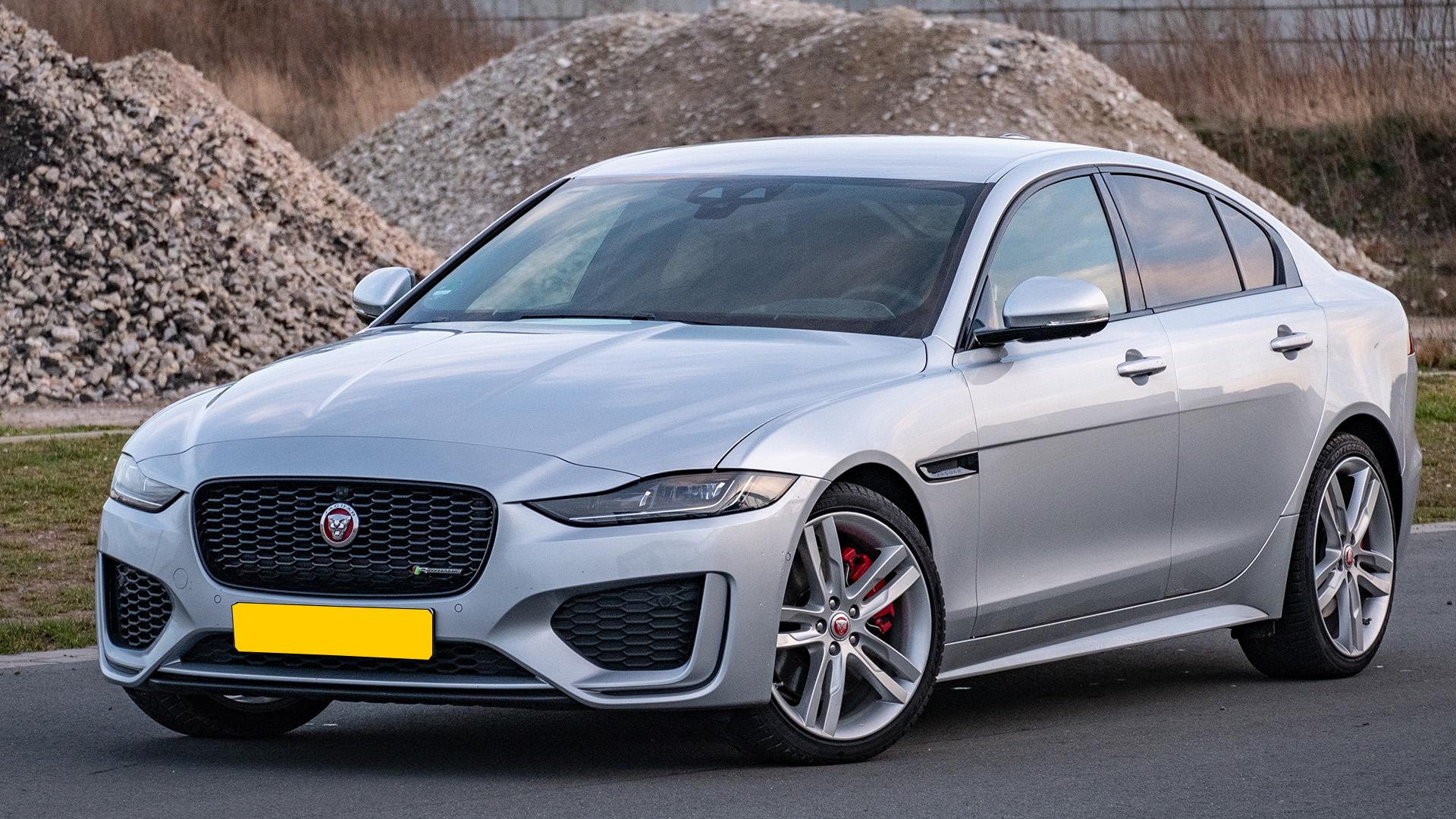 Jaguar XE grijs zijkant links schuin voor