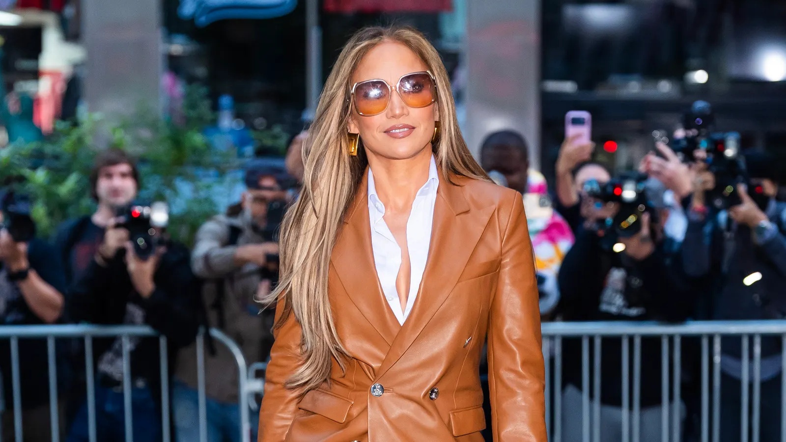 Jennifer Lopez bewijst dat de wijde broek nog steeds erg chic is