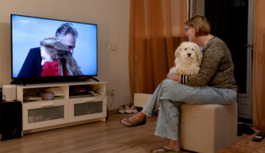 Laura uit Venray is al 35 jaar fan van GTST, wij keken de jubileumaflevering met haar mee: ‘Arnie als geest? Ik zie vooral Reinout Oerlemans’ - De Limburger