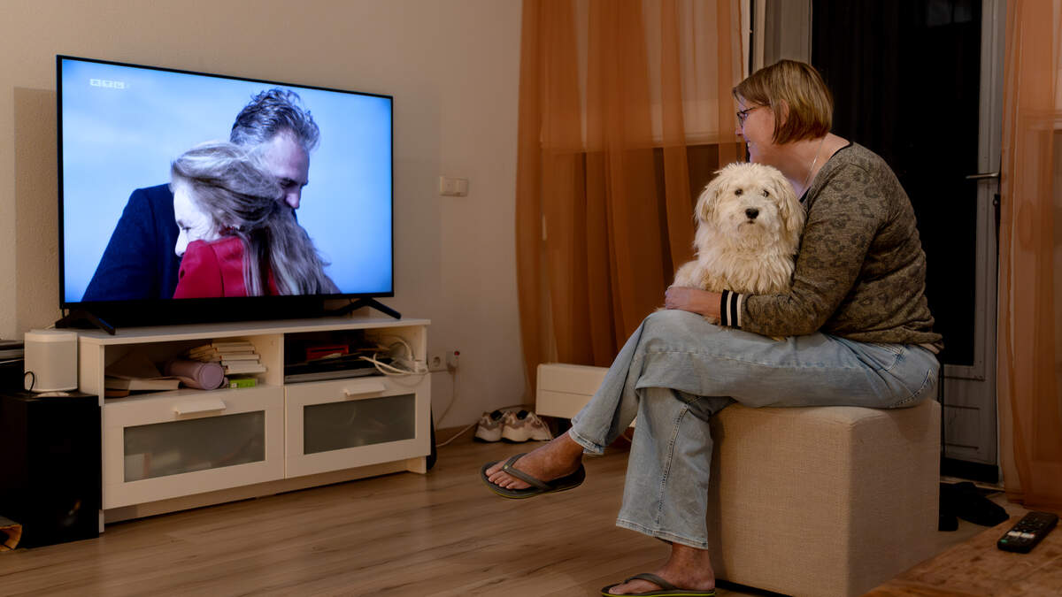 Laura uit Venray is al 35 jaar fan van GTST, wij keken de jubileumaflevering met haar mee: ‘Arnie als geest? Ik zie vooral Reinout Oerlemans’ - De Limburger