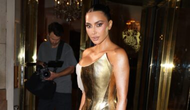 Kim Kardashian in een gouden Givenchy-jurk tijdens verjaardag