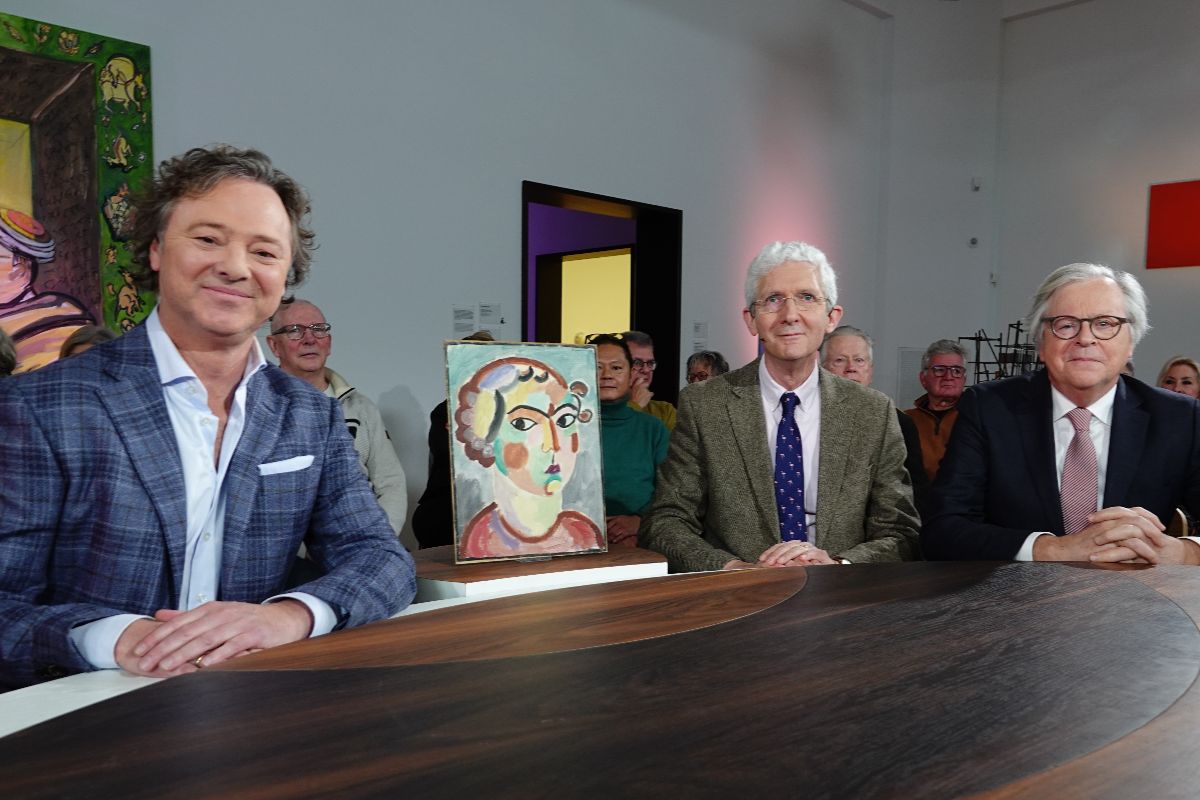 Presentator Frits Sissing en taxateurs van Tussen kunst & kitsch Arnhem