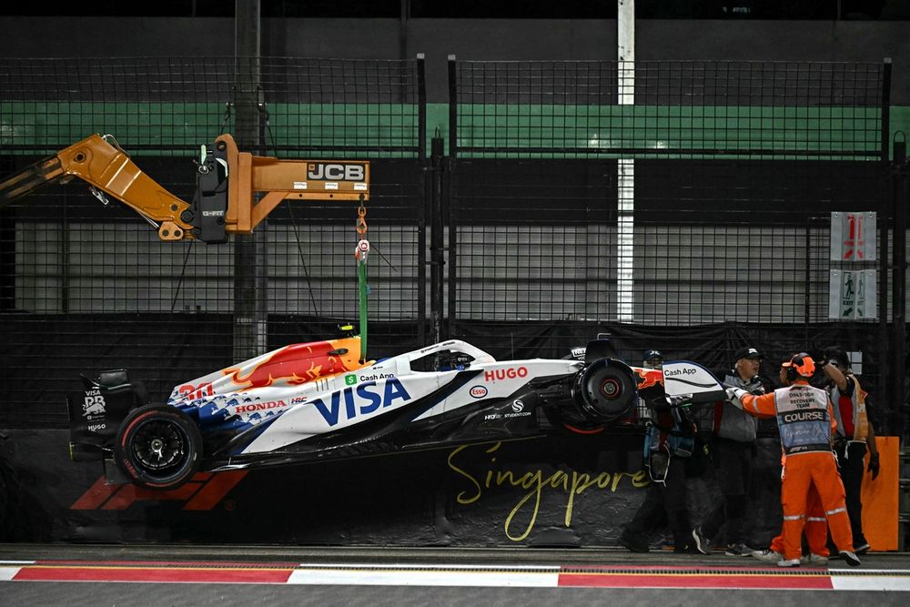 Liam Lawson glijdt in de slotfase van de sessie tegen de muur.