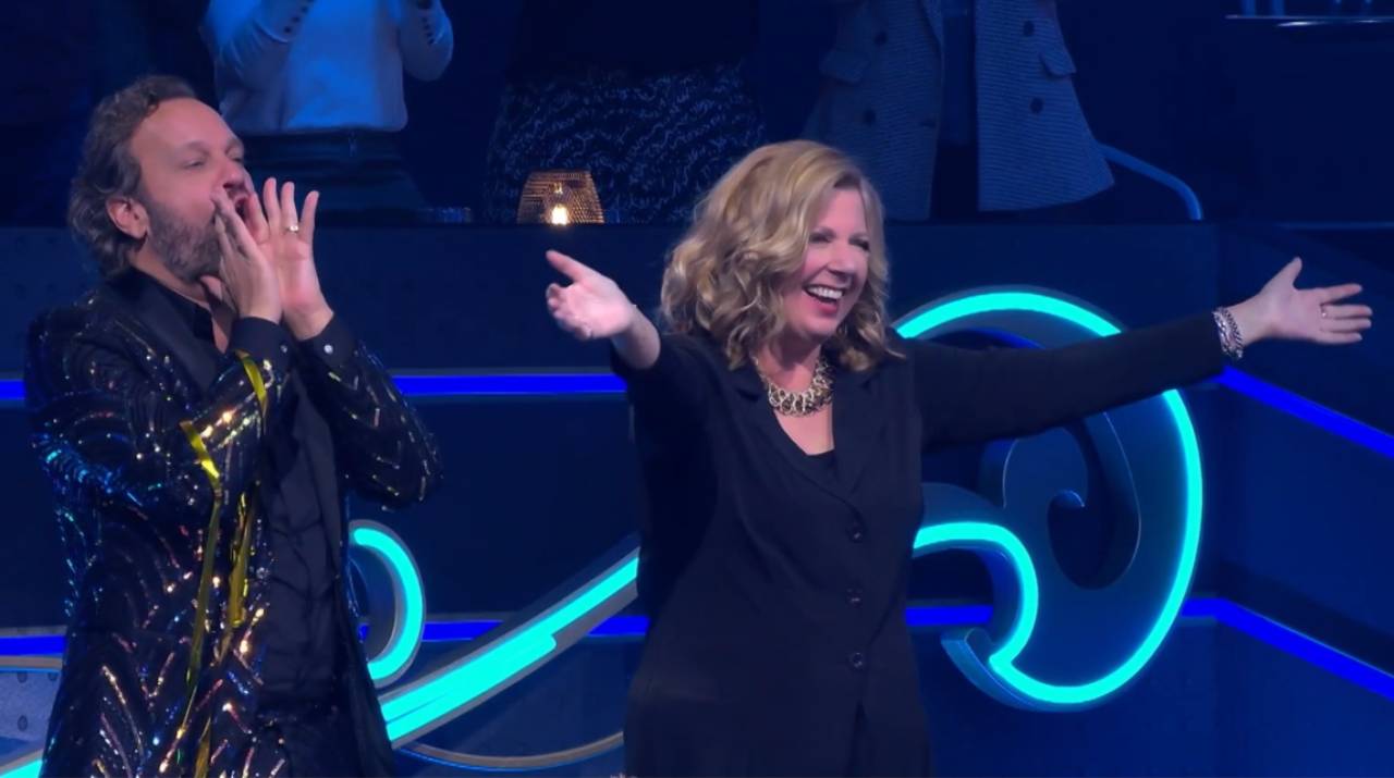 Eerbetoon aan Loretta Schrijver in eerste aflevering The Masked Singer