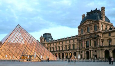 Bezoekers Louvre eisen massaal geld terug na diefstal 8 juwelen: “Er is niets bijzonders meer te zien”