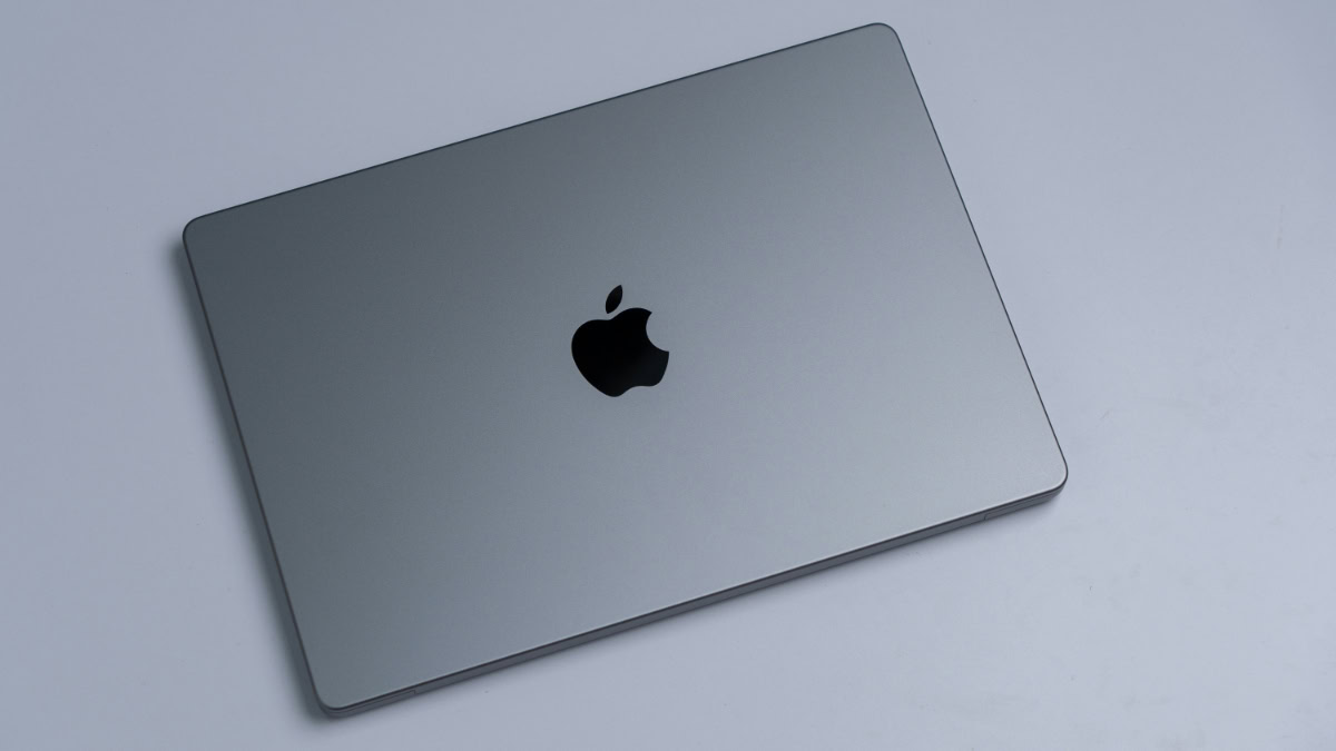 Gesloten MacBook op vlakke ondergrond