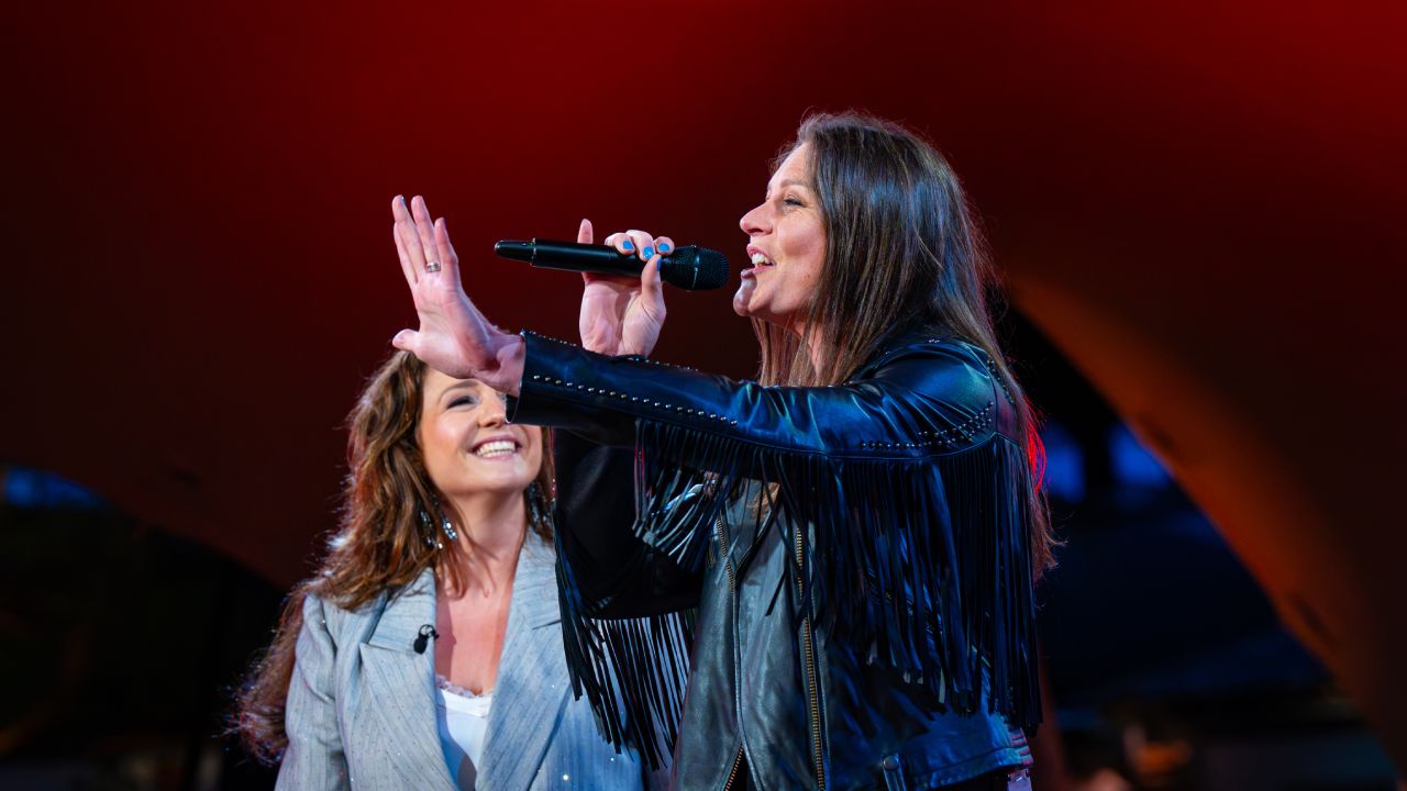 Maria Fiselier en Floor Jansen bundelen krachten in KiKa-special Beste Zangers: 'Voelden elkaar perfect aan'