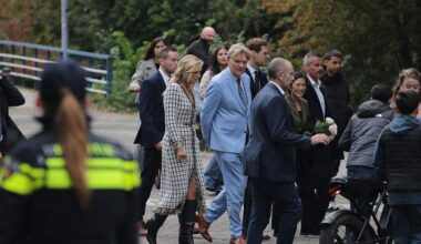 Bloemen voor Máxima bij bezoek Zaandam-Oost 🎥