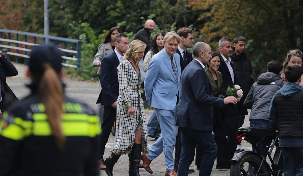 Bloemen voor Máxima bij bezoek Zaandam-Oost 🎥