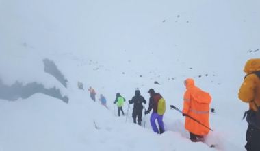 Reddingsactie voor gestrande klimmers op Mount Everest begonnen