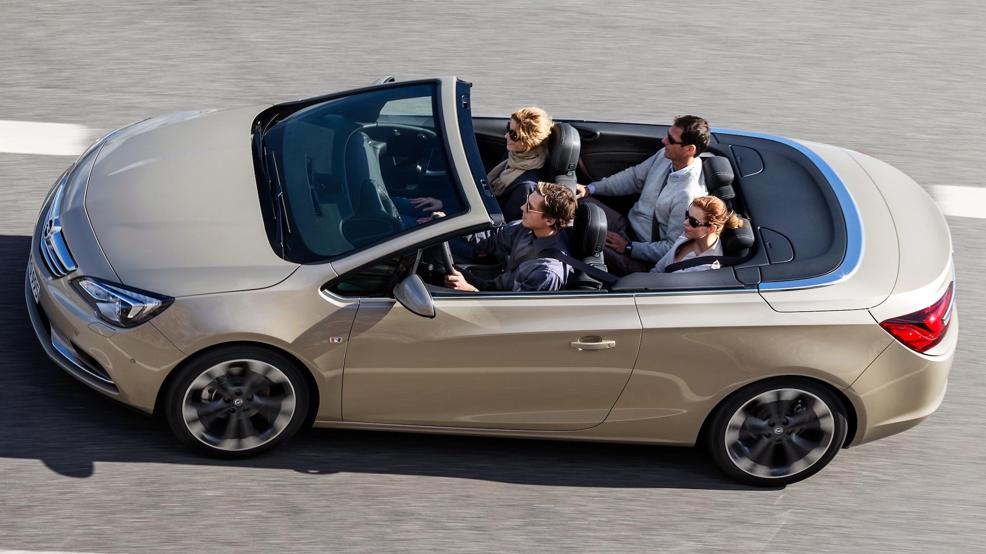 Opel Cascada beige (2013) zijkant links rijdend open vier mensen erin
