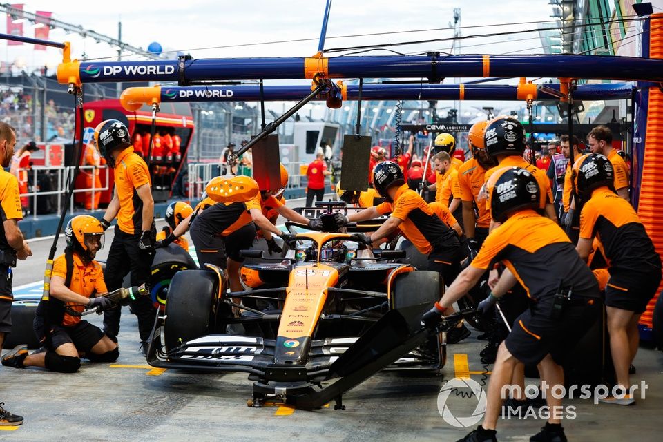 Oscar Piastri, McLaren MCL38, makes a pit stop