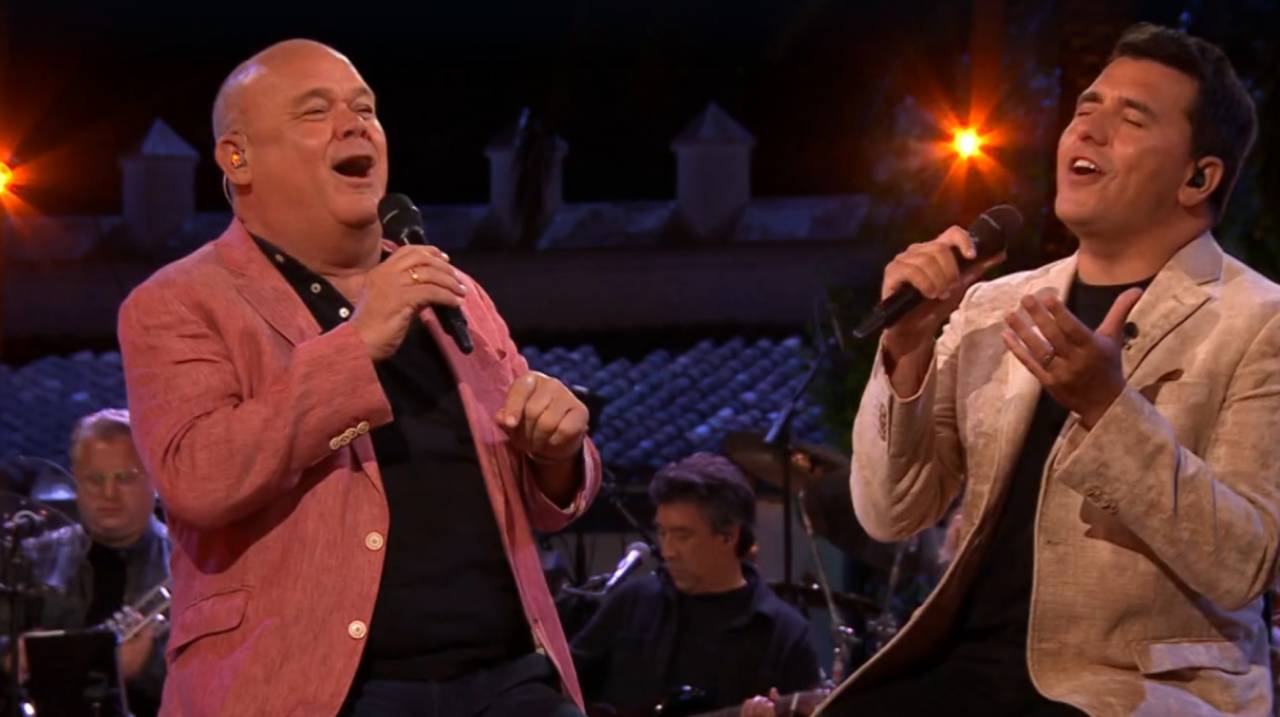 Paul de Leeuw 'dwingt' Jan Smit tot duet en het resultaat mag er zijn volgens de kijkers
