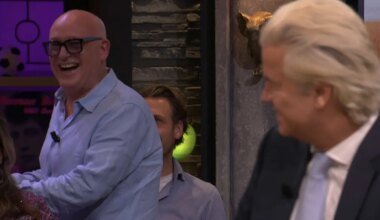 René van der Gijp haalt mes om taart te snijden: 'Die bewaker van Wilders wordt helemaal gek!'