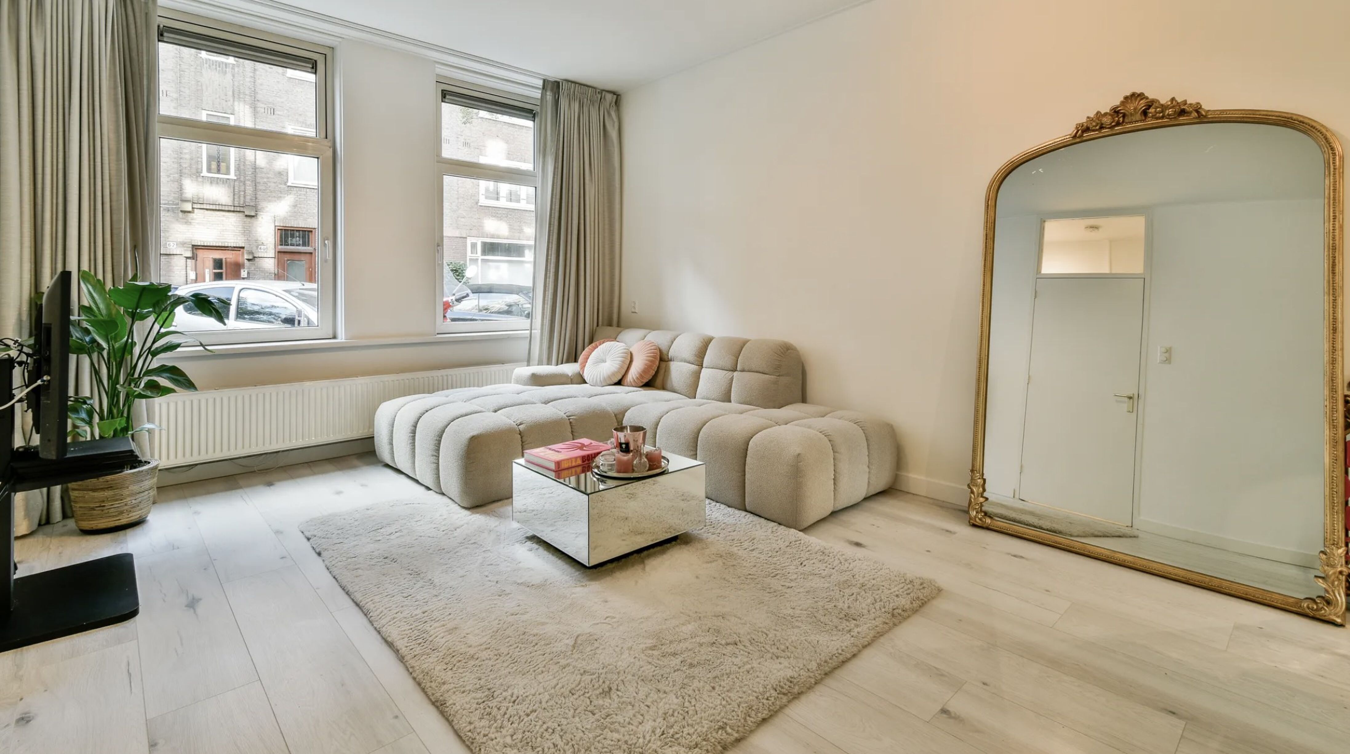 De benedenwoning van Roxy Dekker in Amsterdam