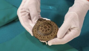 Middeleeuwse sieraden voor een appel en een ei te koop in kringloopwinkel