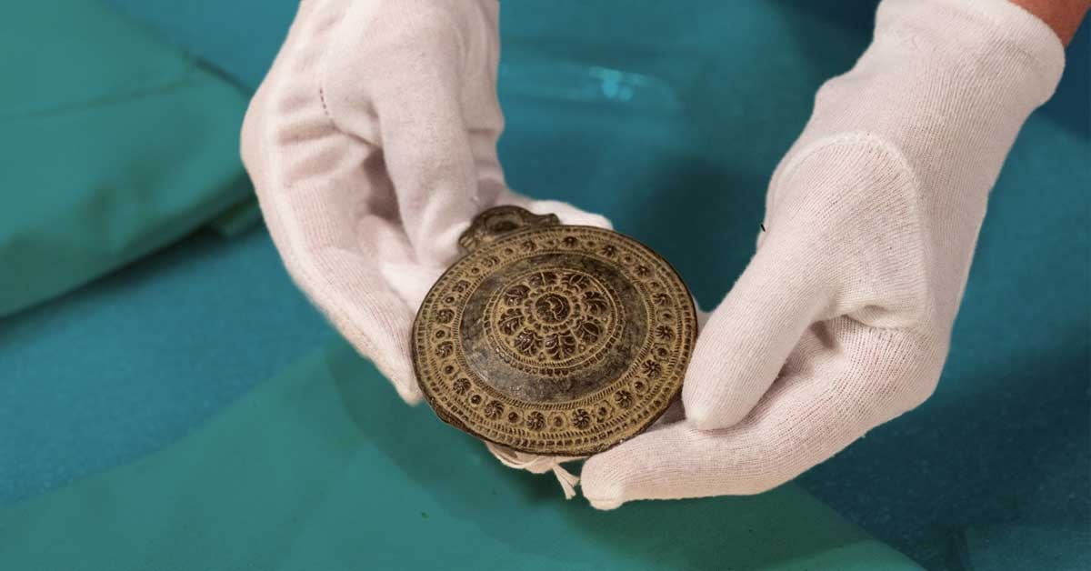 Middeleeuwse sieraden voor een appel en een ei te koop in kringloopwinkel