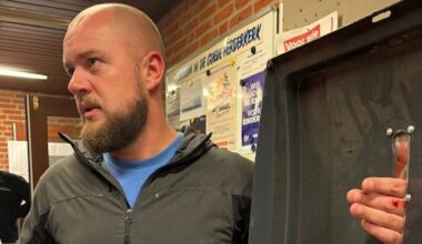 Marco komt met hand vast te zitten in gleuf stembus na aandrukken biljet