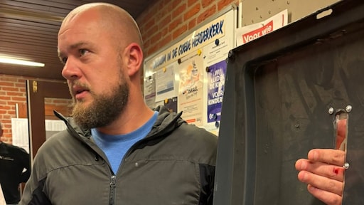 Marco komt met hand vast te zitten in gleuf stembus na aandrukken biljet