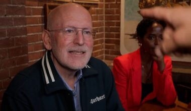 Timmermans (GroenLinks-PvdA) uren voor debat belaagd op Amsterdams terras