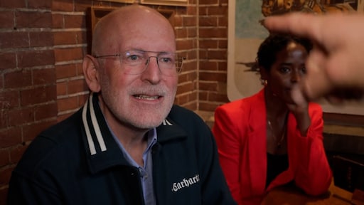 Timmermans (GroenLinks-PvdA) uren voor debat belaagd op Amsterdams terras