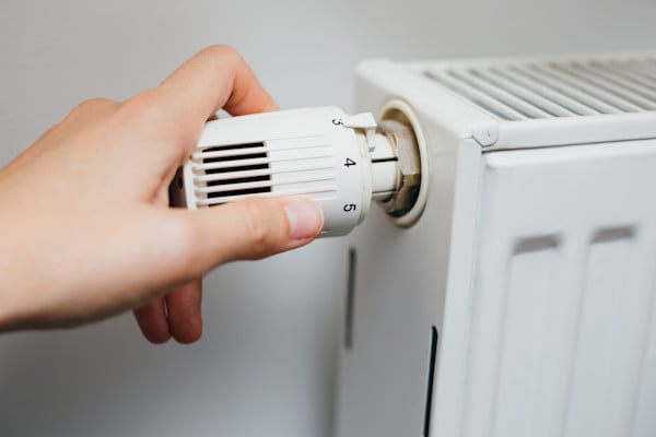 Huishoudens vrezen lagere energieprijzen: “Straks is het hier 25 graden”