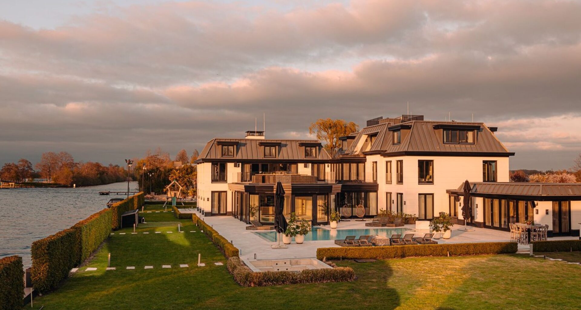 Duurste villa van Nederland in Vinkeveen met korting te koop