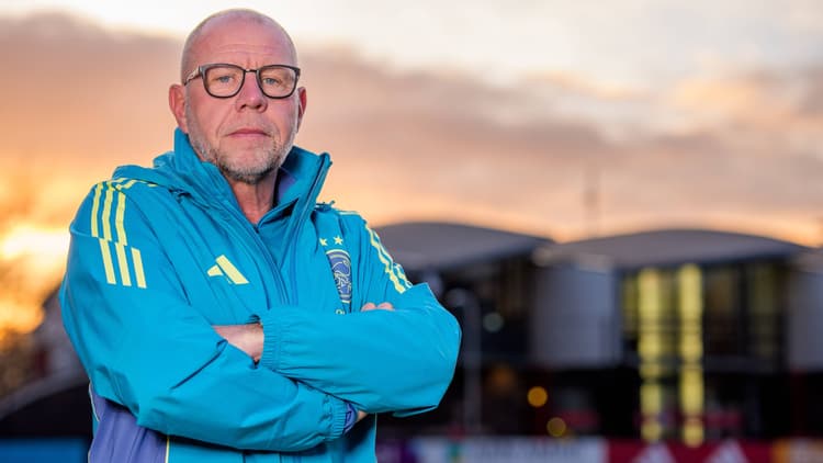 Fred Grim staat voorlopig aan het roer totdat Ajax een nieuwe hoofdtrainer heeft gevonden.