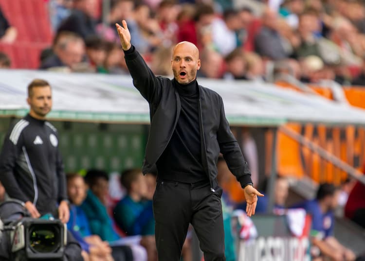 Paul Simonis als trainer van VfL Wolfsburg