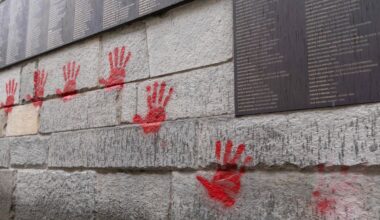 Twee tot vier jaar celstraf voor Bulgaren die Holocaustmonument in Parijs besmeurden