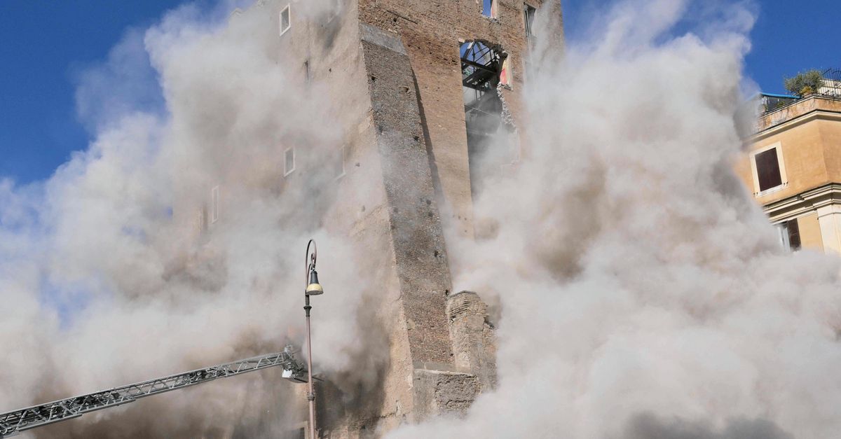 Middeleeuwse toren in Rome stort deels in, één bouwvakker nog onder het puin
