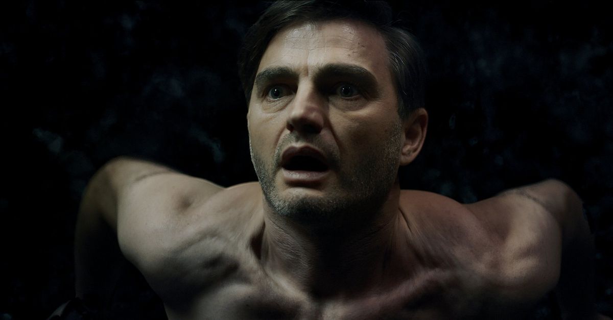 The Kiss of the Grasshopper: Surrealistische film over kille vader-zoonrelatie en transformatie