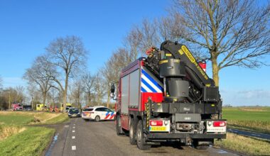 112-nieuws: Auto tegen boom in Den Ham • 19-jarige gewond bij steekpartij in centrum Stad