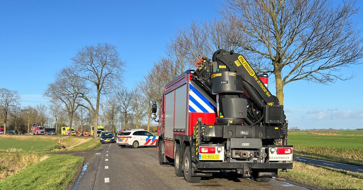112-nieuws: Auto tegen boom in Den Ham • 19-jarige gewond bij steekpartij in centrum Stad