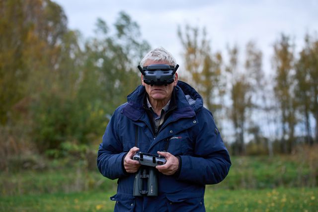 Milieubeheerder Norbert bestuurt een drone waarmee de kadavers van dode kraanvogels kunnen worden opgespoord.