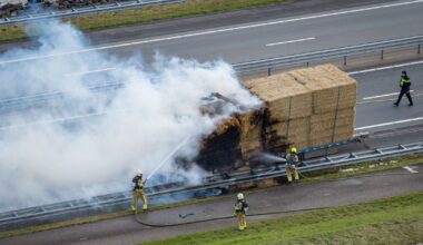 Afsluitdijk richting Fryslân weer vrij na blokkade door brandende wagen met pakken stro