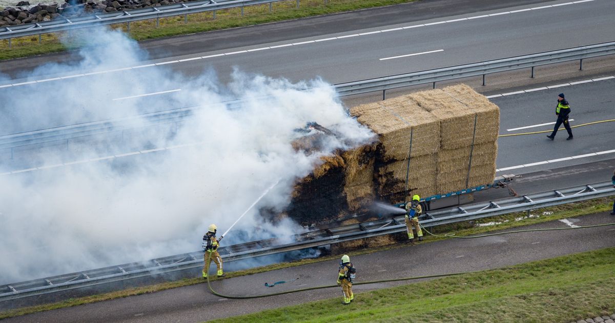 Afsluitdijk richting Fryslân weer vrij na blokkade door brandende wagen met pakken stro