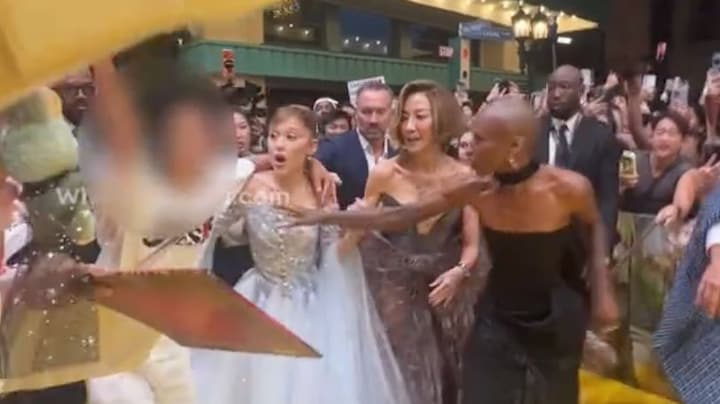 Ariana Grande belaagd door fan tijdens filmpremière Wicked: For Good - RTL.nl