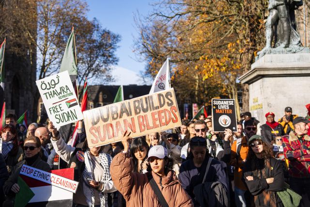 In een demonstratie voor Soedan op het Domplein in Utrecht eisen demonstranten sancties op wapenhandel.