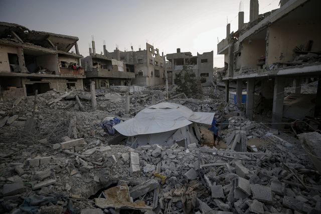 De schuilplaats van een Palestijnse familie in Jabalia, in het noorden van Gaza, op de plek van hun verwoeste huis.