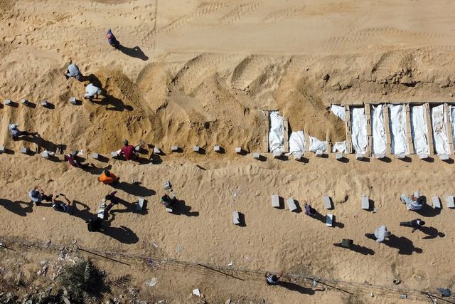 Een dronebeeld toont de ongeïdentificeerde lichamen van Palestijnen die werden vastgehouden in Israël, worden begraven in Deir al-Balah.
