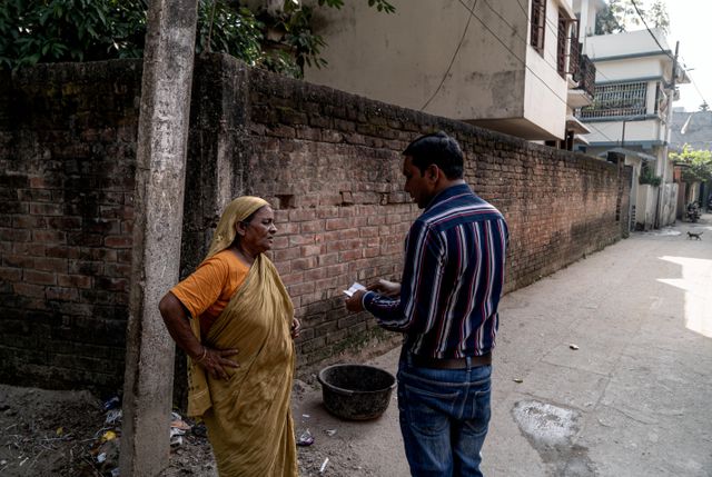 Amjad Alam inspecteert de documenten van een vrouw wier naam werd verwijderd uit het kiesregister in Kishanganj.