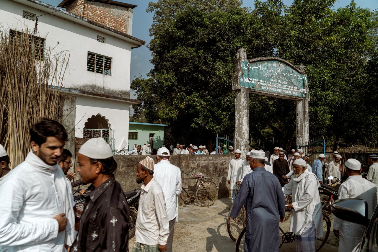 Moslimmannen verlaten een moskee na het vrijdaggebed in een buitenwijk van Kishanganj, Bihar, op 7 november 2025.