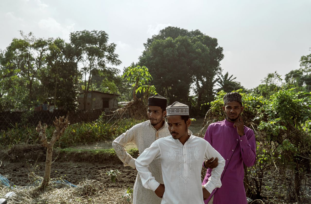 Jonge moslimjongens staan buiten een moskee na het voltooien van hun vrijdaggebed in de buitenwijken van Kishanganj, Bihar, op 7 november 2025.
