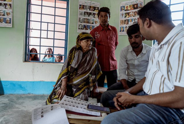 Een vrouw spreekt met een ambtenaar in Bihar die controleert of ze stemrecht heeft en dus in het kiesregister kan worden opgenomen.