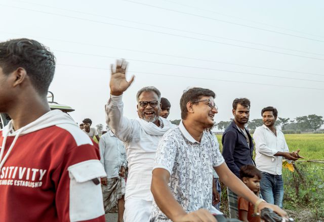 Een man zwaait tijdens een politieke bijeenkomst aan de rand van Kishanganj, Bihar, op 6 november 2025.