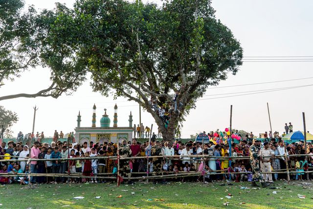Honderden mensen wachten tijdens een campagnebijeenkomst in Bihar op de kandidaten.