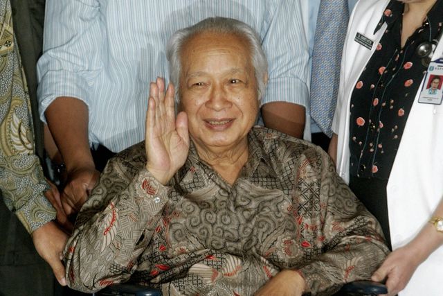 Oud-president Soeharto bij het verlaten van het ziekenhuis in Jakarta in 2004. Hij overleed in 2008.  